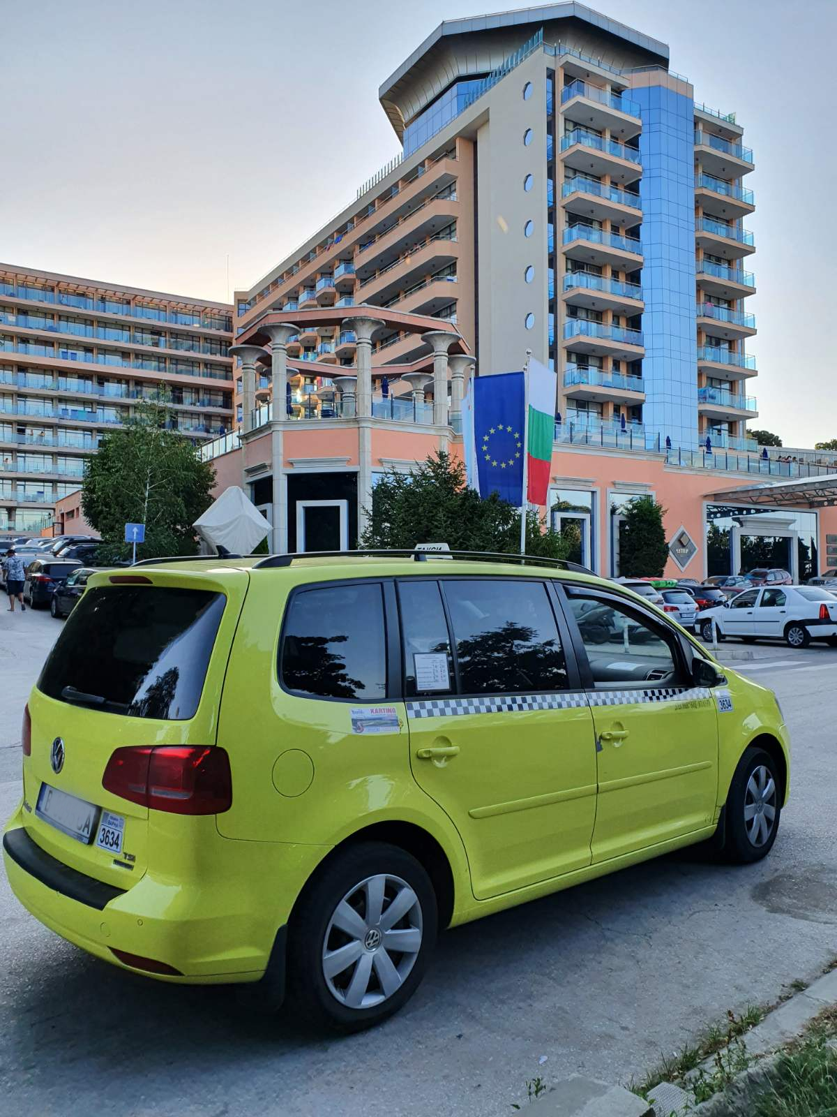 Our night-time driver Slavi with a beige Taxi Volkswagen Touran